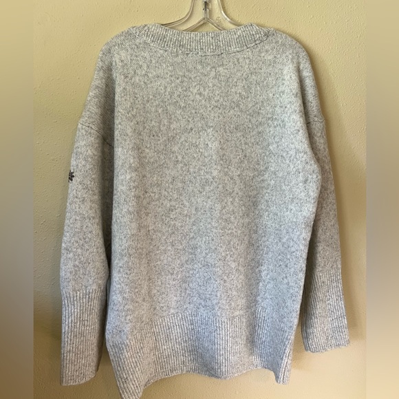 White House Black Market Holiday Sweater LG Grey V-Neck Sparkle Snowflake XLP - Picture 13 of 16